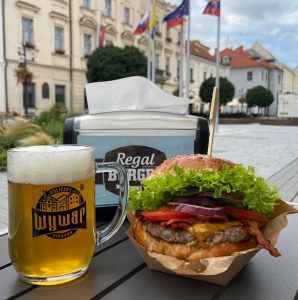 WYWAR + REGAL BURGER  
 Piatok 7. August – Medzinárodný deň piva – sme sa rozhodli osláviť veľmi špeciálnym spôsobom. 
 Začíname spoluprácu s holíčs