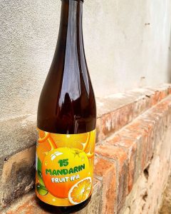 15° Mandarin Fruit IPA s poriadnou náložou mandarinkového pyré Sviežu chuť mandariniek dopĺňajú americké chmele s tónmi tropického ovocia Amarillo a C