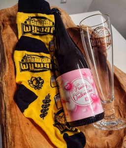 15°Fruity Valentine Dajte žene pivo a potešte aj seba… Čo môže byť väčšia láska ako toto? Len jedna vec, keď k tomu pribalíte aj ponožky.  Valentíns